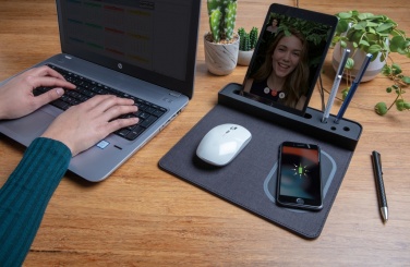 Logotrade Firmengeschenke das Foto: Air Mousepad mit 5W Wireless Charger und USB