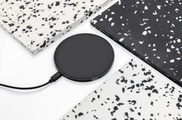 Logotrade Logogeschenke das Foto: 10W Wireless Charger aus RCS Standard recyceltem Kunststoff