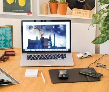 Logotrade Firmengeschenke das Foto: Mousepad mit Wireless-5W-Charging Funktion