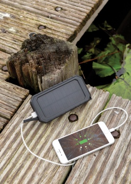 Logotrade Firmengeschenke das Foto: 10.000 mAh Solar-Powerbank mit 10W Wireless aus RCS Plastik