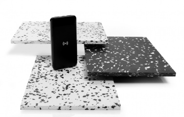 Logotrade Werbegeschenke das Foto: Wireless Powerbank aus RCS Standard recyceltem Kunststoff