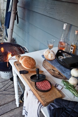 Logotrade Werbeartikel das Foto: Grillset mit Hamburgerpresse und Marinadenpinsel