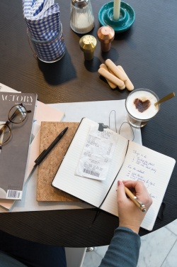 Logotrade Geschäftsgeschenke das Foto: Kork A5 Notizbuch mit Bambus Stift und Stylus