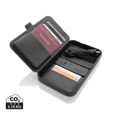 Logotrade Firmengeschenke das Foto: Swiss Peak Travel-Case aus RCS rec. PU mit 3-in-1-Charger