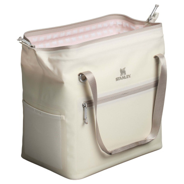 Logotrade werbemittel das Foto: Stanley All-Day Julienne Max Kühltasche für 20 Dosen aus recyceltem