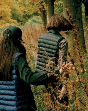 Logotrade firmakingi foto: Iqoniq Meru naiste taaskasutatud polüestrist vest