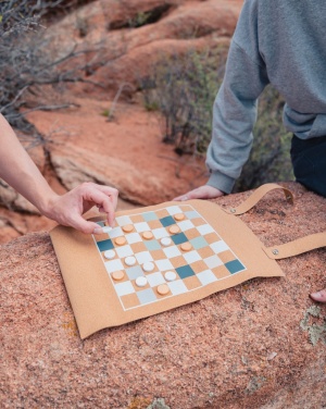 Logotrade liikelahja tuotekuva: Britton taitettava backgammon -ja tammipelisetti korkista