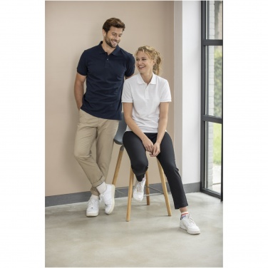 Logotrade reklaminės dovanos nuotrauka: Smaragdinis trumpomis rankovėmis unisex Aware™ perdirbtas polo