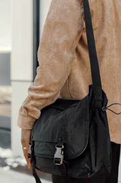 Logotrade reklaminiai produktai nuotrauka: KENTO URBAN RCS perdirbto nailono 15,6 colių krepšys per petį