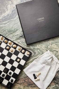 Logotrade kampanjprodukter bild: VINGA Chess coffe table game