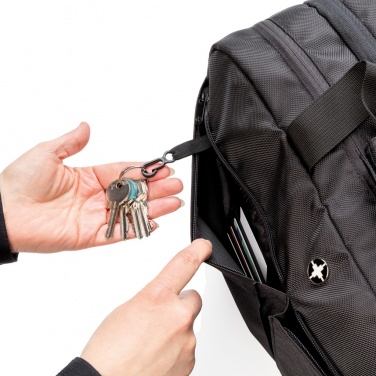 Logotrade kampanjprodukter bild: Swiss Peak RFID duffel med resväskeöppning