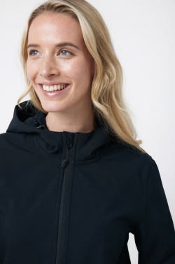 Logotrade profilprodukter bild: Iqoniq Makalu soft shell damjacka i återvunnen polyester