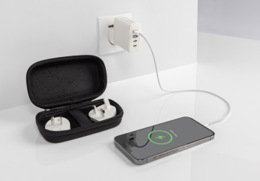 Logotrade profilprodukter bild: TravelCharge Pro RCS rplastisk reseladdare med USB C