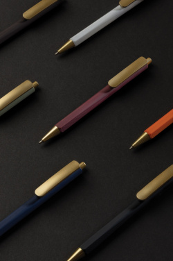 Logotrade reklamprodukter bild: EDGE RCS Luxury tresidig penna